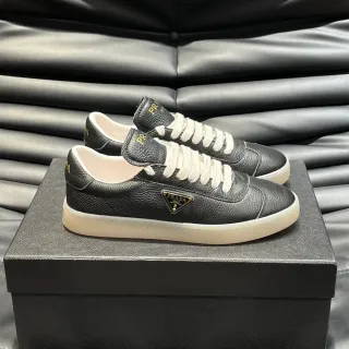 Prada أسود ذهبي جلد pebble شعار أسلوب حياة حذاء رياضي