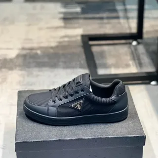 Prada أحذية رياضية أسلوب حياة سوداء منخفضة الارتفاع شبكية وصناعية