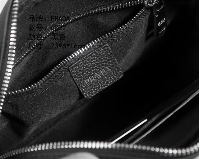 Prada काला दानेदार चमड़ा आयताकार संरचित क्रॉसबॉडी बैग 3
