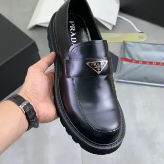 Prada حذاء لوفر جلد أسود أملس قاعدة سميكة بحفائر