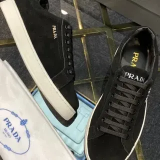 Prada أحذية رياضية سوداء أسلوب الحياة منخفضة الارتفاع مثل جلد سويد