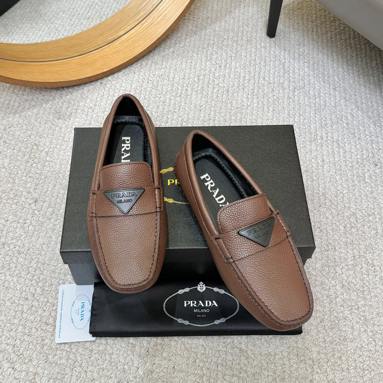 Prada بني أسود جلد مقرمش Moc-Toe Stitching Loafer 2