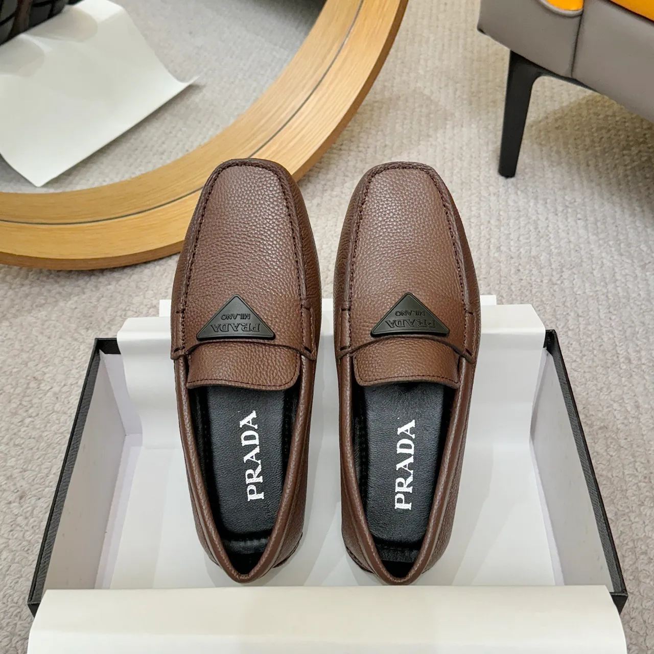 Prada بني أسود جلد مقرمش Moc-Toe Stitching Loafer 3
