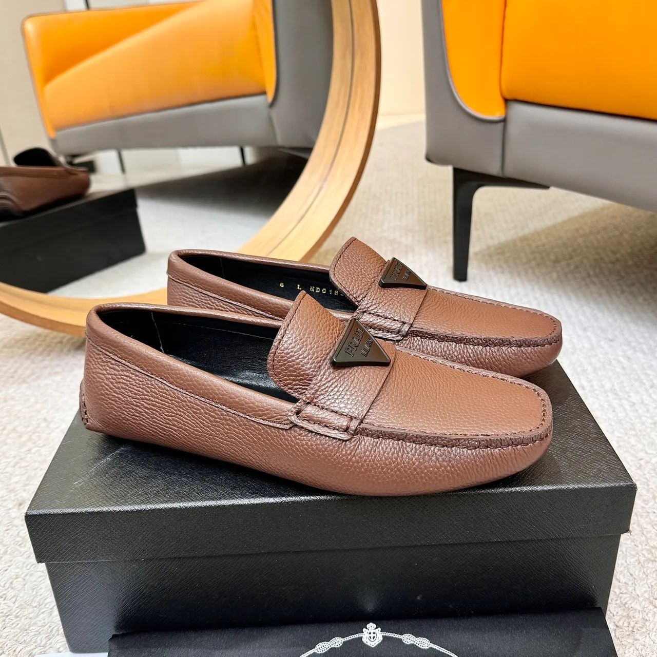 Prada بني أسود جلد مقرمش Moc-Toe Stitching Loafer 4