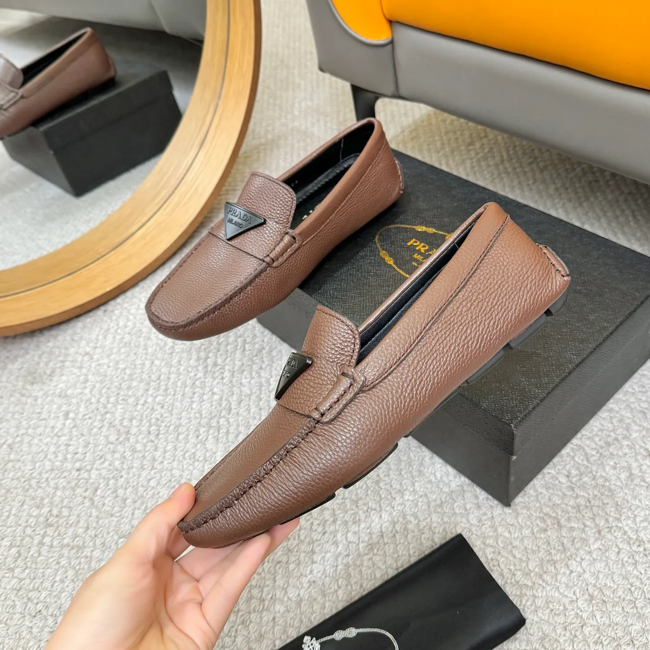 Prada بني أسود جلد مقرمش Moc-Toe Stitching Loafer 5