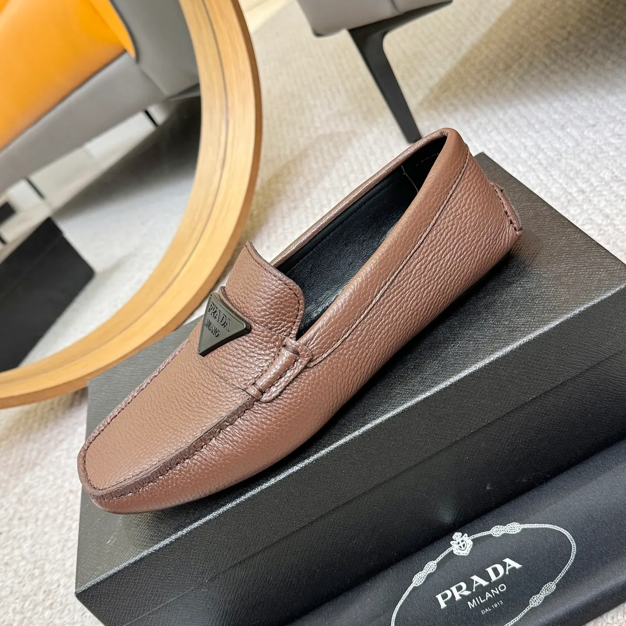 Prada بني أسود جلد مقرمش Moc-Toe Stitching Loafer 6