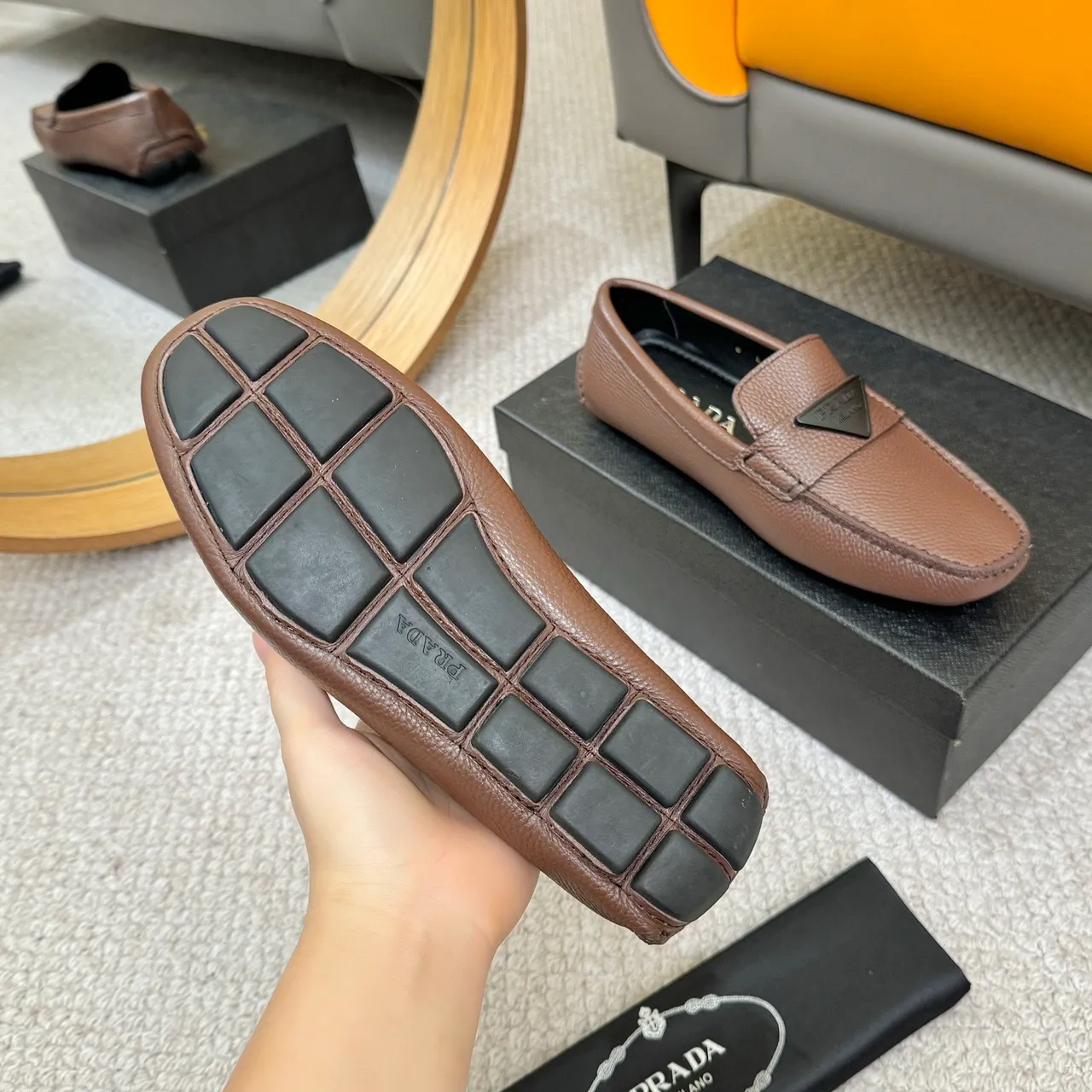 Prada بني أسود جلد مقرمش Moc-Toe Stitching Loafer 7