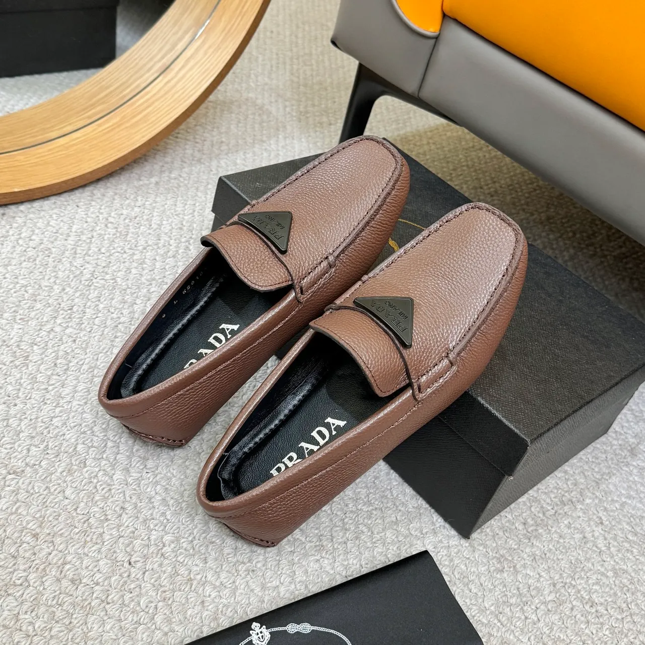 Prada بني أسود جلد مقرمش Moc-Toe Stitching Loafer 8