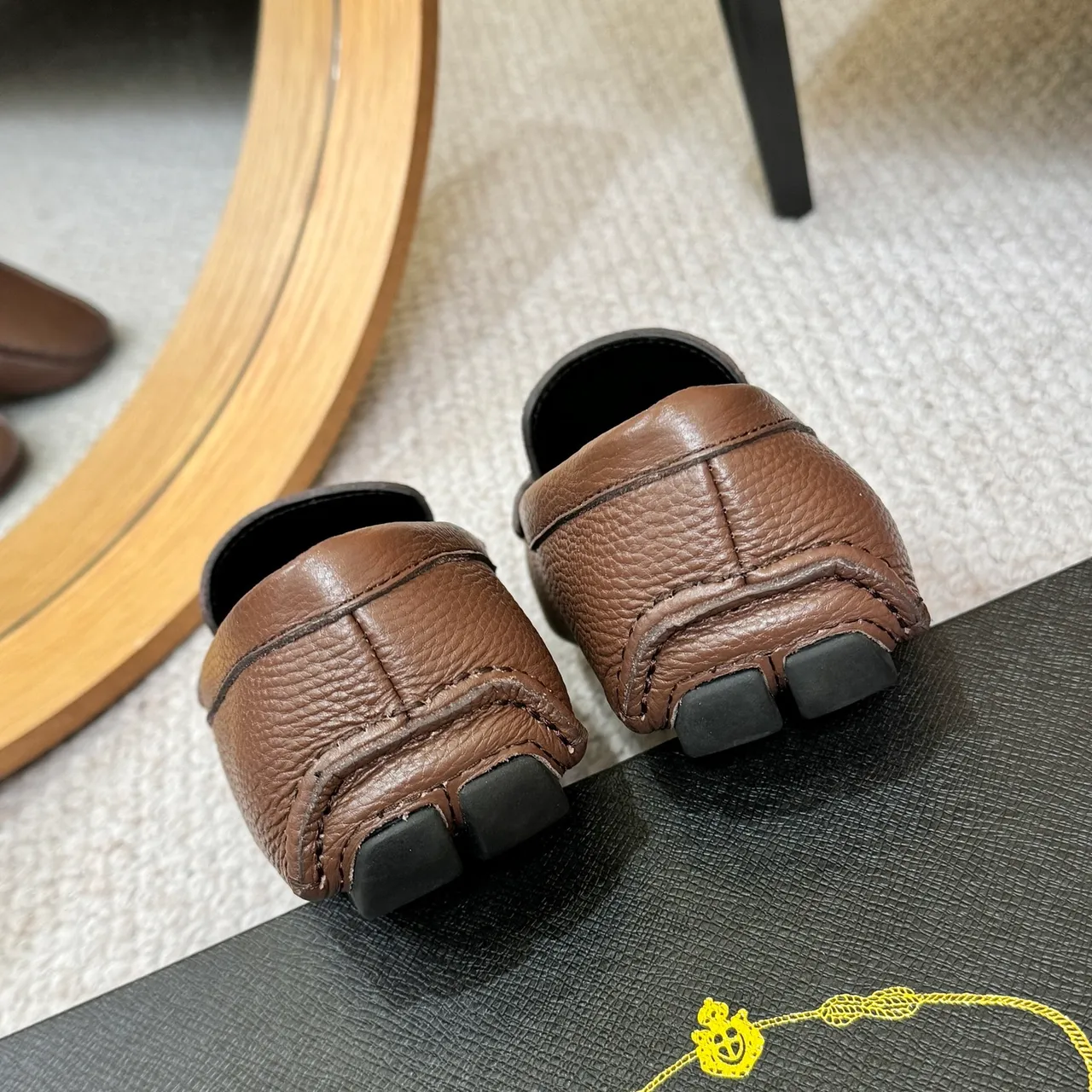 Prada بني أسود جلد مقرمش Moc-Toe Stitching Loafer 9