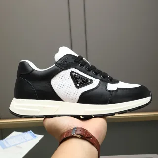 Prada Cloudbust Sneakers Noir et Blanc Deux Tons Lifestyle
