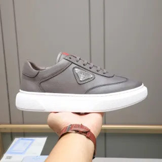 Prada Cloudbust zapatillas lifestyle cuero gris blanco con parche triangular de metal con logo