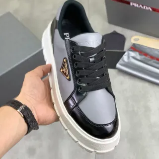 Prada Cloudbust أحذية رياضية لايف ستايل فضي وأسود جلد لامع