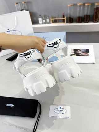 Prada Cloudbust أبيض سميك منصة ساندل جلادياتور 3