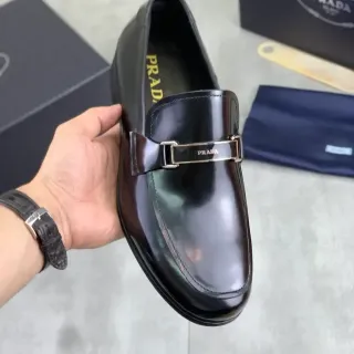 Prada Horsebit Loafer काला पैटेंट लेदर लोफर