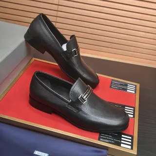 Prada Horsebit Loafer أسود جلد مقشر لوفر