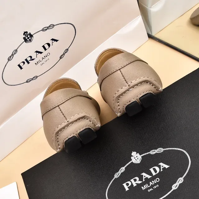 Mocassins Prada Beige Couture Moccasin Plaque Logo Métal 3
