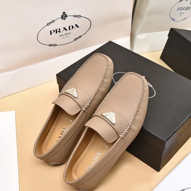 Mocassins Prada Beige Couture Moccasin Plaque Logo Métal 4