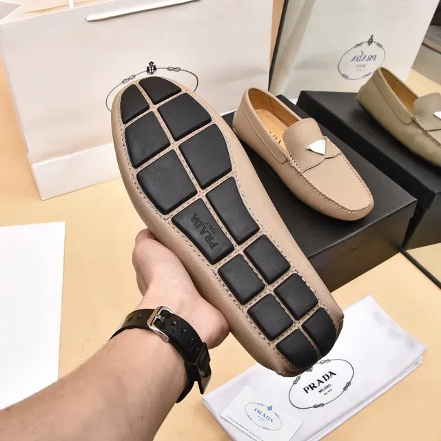Mocassins Prada Beige Couture Moccasin Plaque Logo Métal 5
