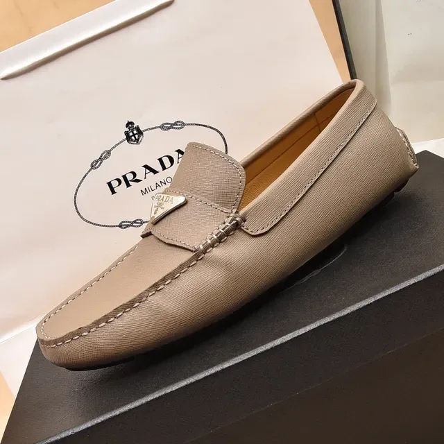 Mocassins Prada Beige Couture Moccasin Plaque Logo Métal 6