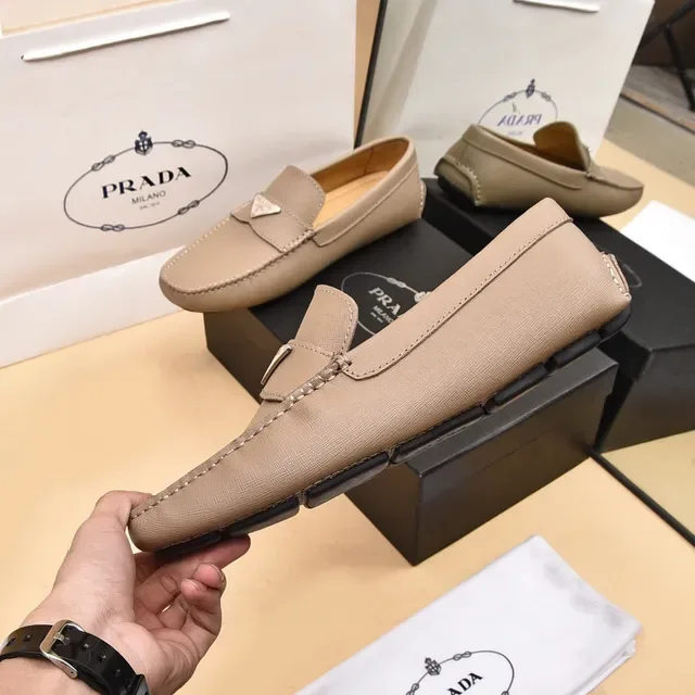 Mocassins Prada Beige Couture Moccasin Plaque Logo Métal 8