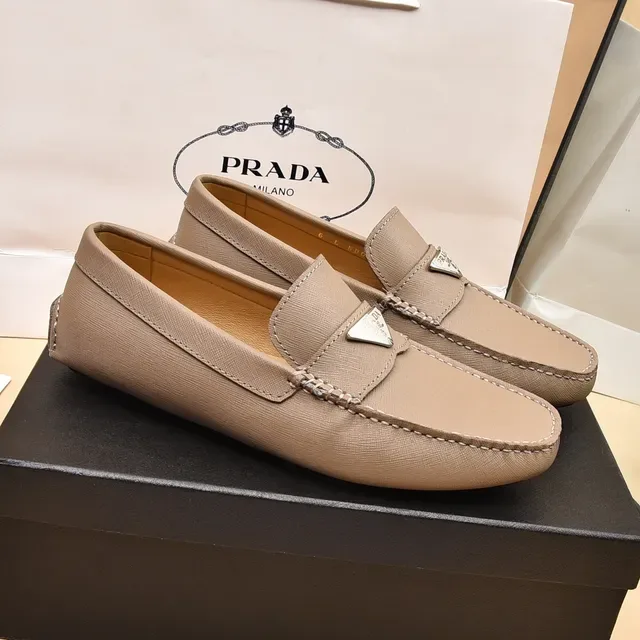 Mocassins Prada Beige Couture Moccasin Plaque Logo Métal 9
