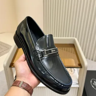 Prada Mocassin Noir Argent Brillant Cuir Verni Boucle Métallique Sangle