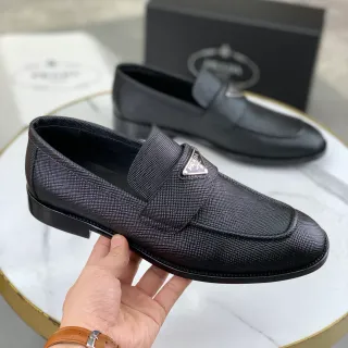Prada لوفر أسود جلد متنقش سلايب أون