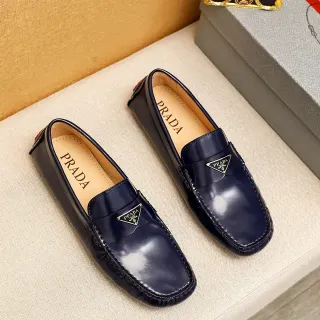 Prada Navy Beige चमकदार पेंटेंट लेदर मेटल त्रिकोण लोगो प्लैक लूफर