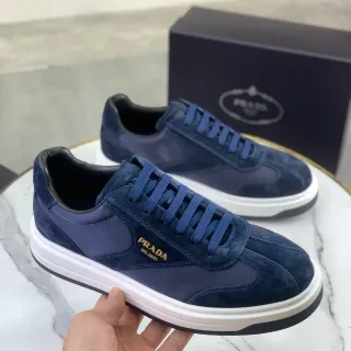 Prada أحذية رياضية lifestyle باللون البحري من السويدي والنايلون مع لوحة الشعار