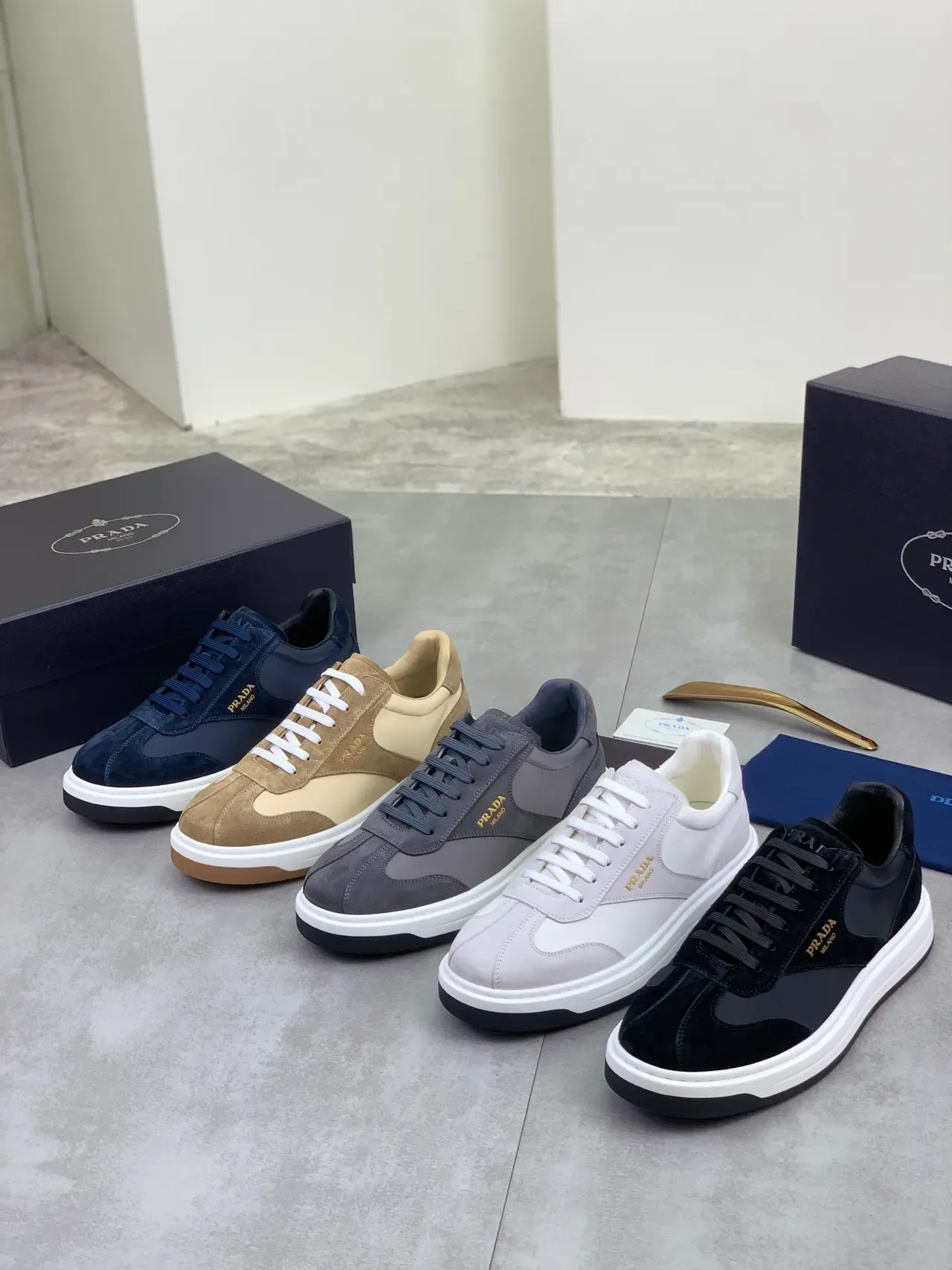 Prada أحذية رياضية lifestyle باللون البحري من السويدي والنايلون مع لوحة الشعار 2