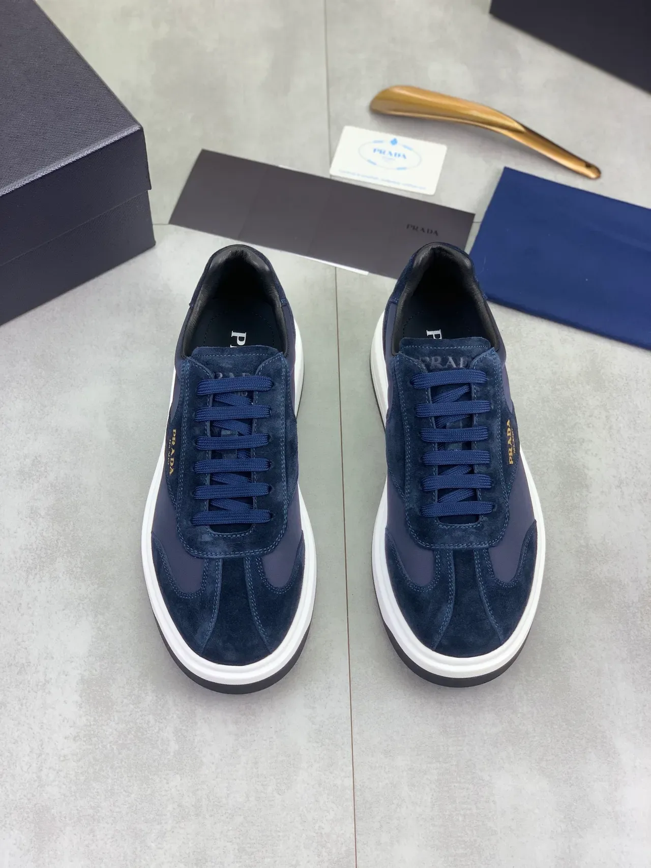 Prada أحذية رياضية lifestyle باللون البحري من السويدي والنايلون مع لوحة الشعار 5