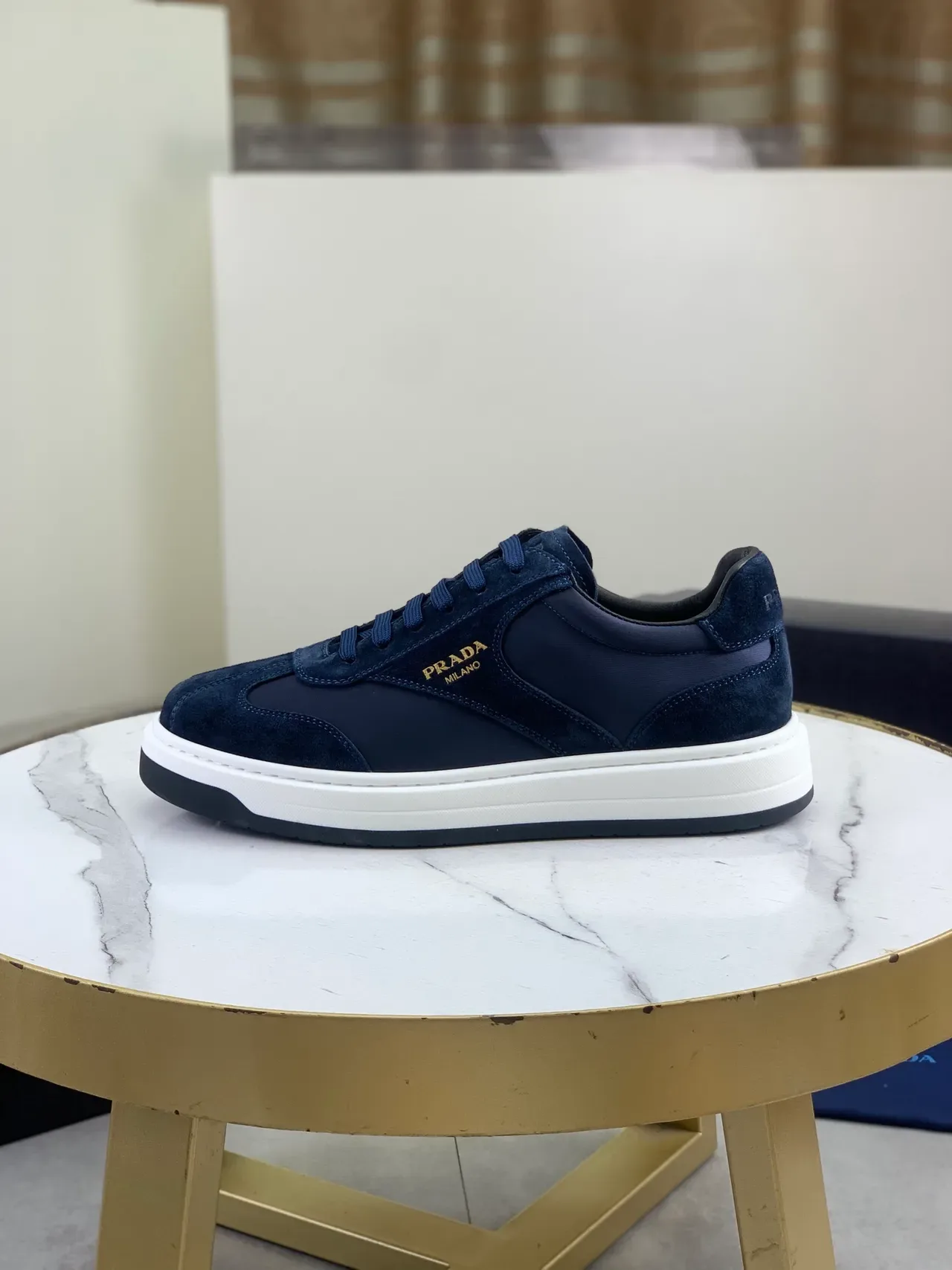 Prada أحذية رياضية lifestyle باللون البحري من السويدي والنايلون مع لوحة الشعار 6