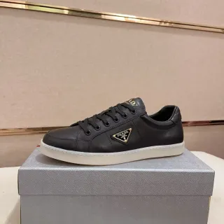 Prada Re-Edition أحذية أسلوب حياة أسود أبيض جلد علوي مثلث شعار ملصق