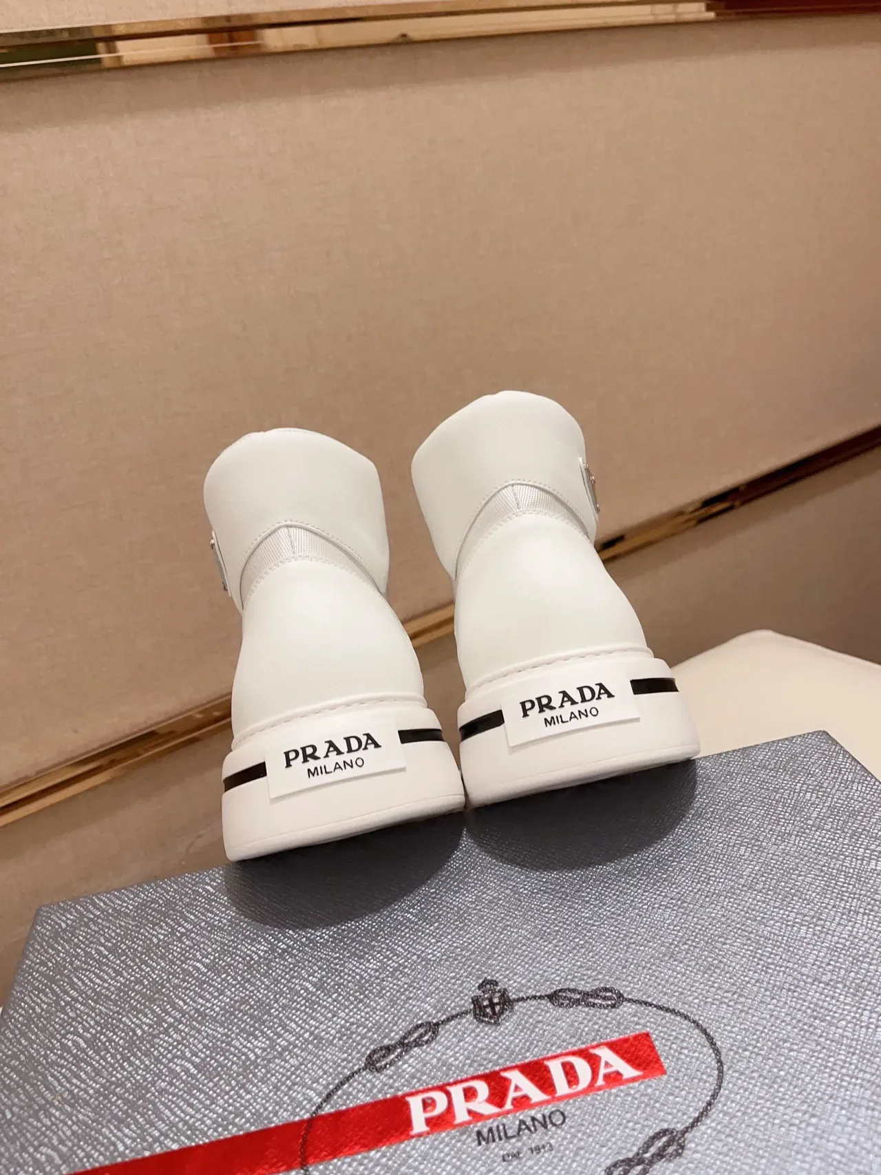 Prada সাদা কালো হাই-টপ প্ল্যাটফর্ম সোল লাইফস্টাইল স্নিকার 3