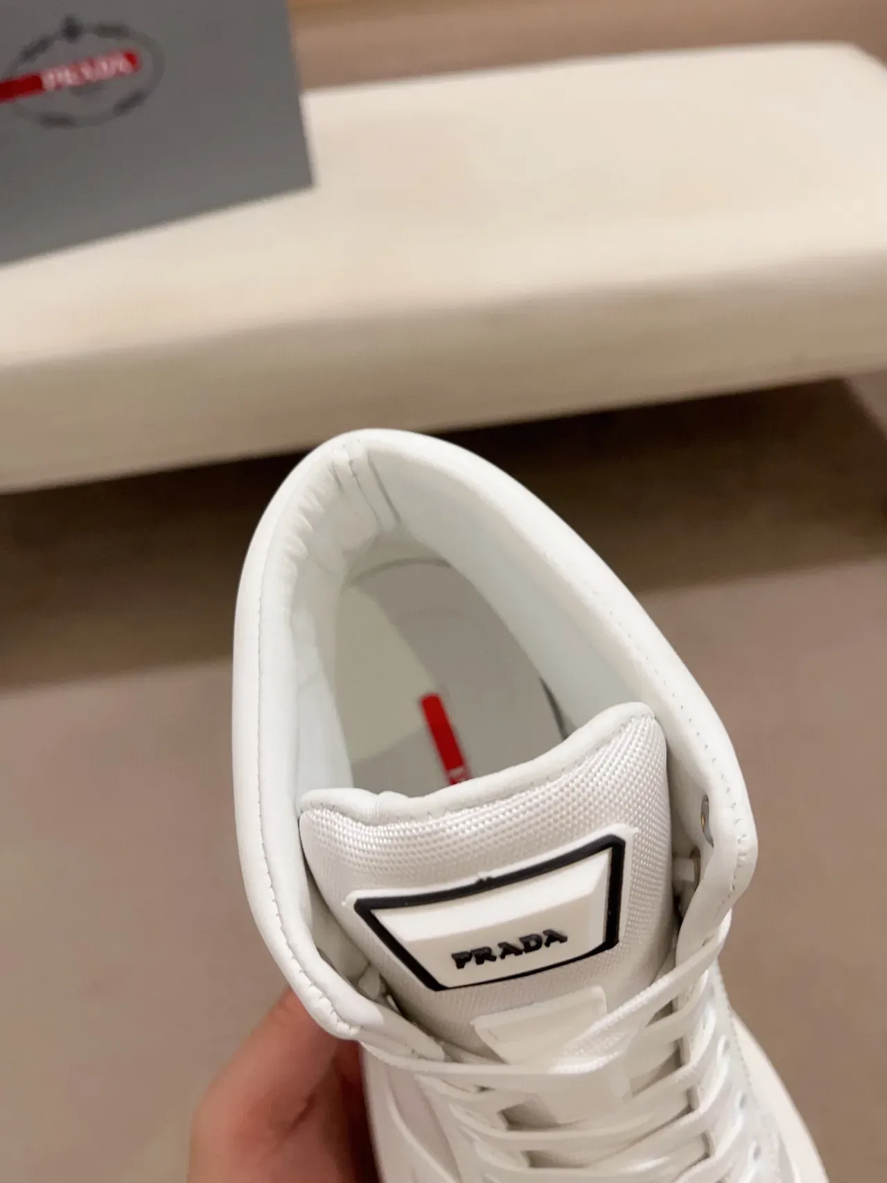 Prada সাদা কালো হাই-টপ প্ল্যাটফর্ম সোল লাইফস্টাইল স্নিকার 5