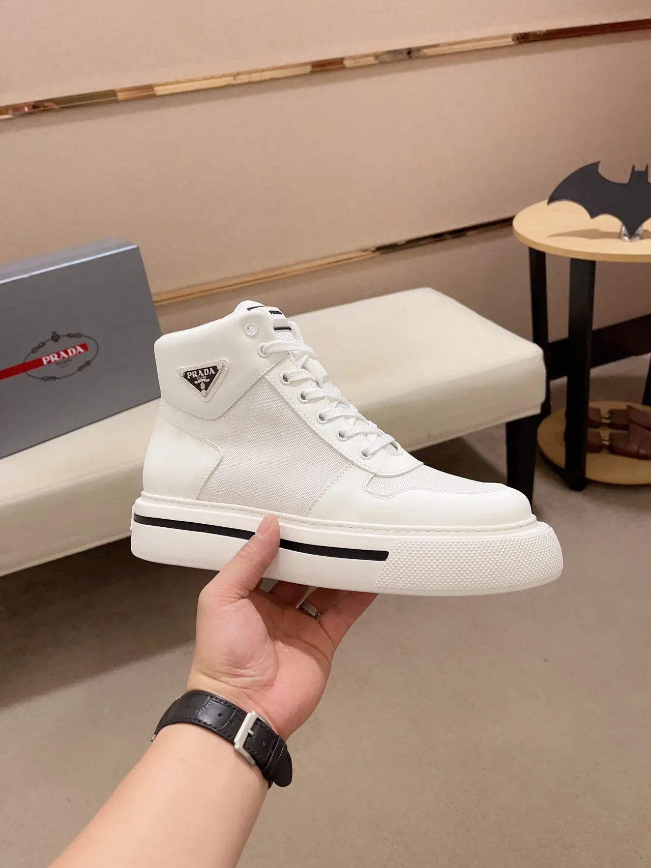 Prada সাদা কালো হাই-টপ প্ল্যাটফর্ম সোল লাইফস্টাইল স্নিকার 7