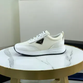 Prada Blanc et Noir Cuir Supérieur Plaque Logo Métal Triangulaire Sneakers Lifestyle