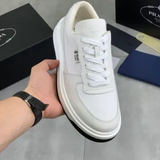 Prada sneakers lifestyle blanc et noir low top semelle plateforme