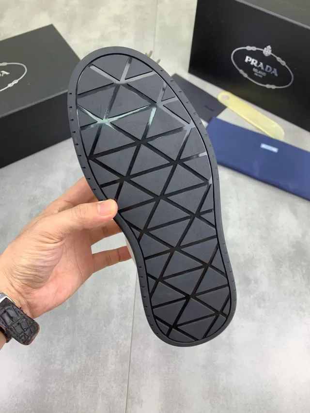 Prada sneakers lifestyle blanc et noir low top semelle plateforme 2