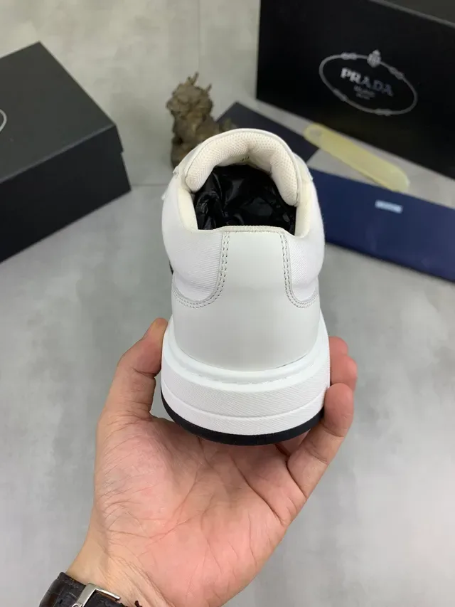 Prada sneakers lifestyle blanc et noir low top semelle plateforme 3