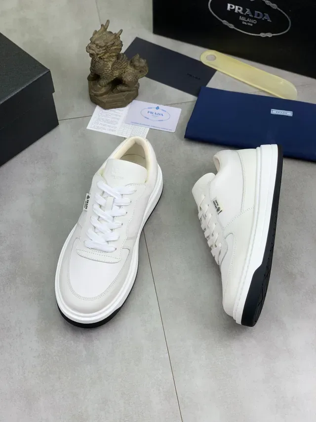 Prada sneakers lifestyle blanc et noir low top semelle plateforme 5
