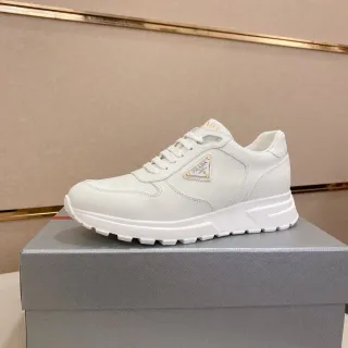Prada Sneakers Lifestyle en Cuir Blanc et Or avec Panneau Latéral Perforé