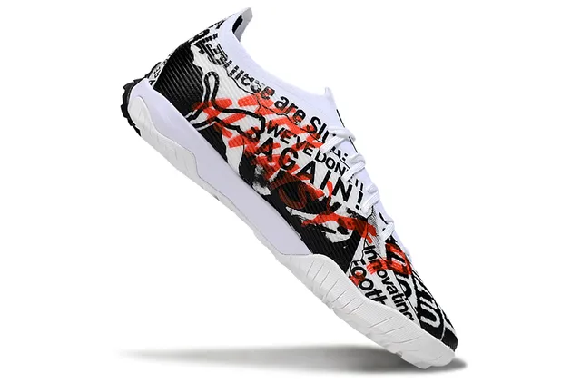 Puma Future Z Chaussures de football Turf blanc et noir avec upper Newspaper-Print Néon Lime Green accent Formstrip 2
