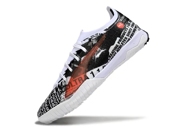 Puma Future Z Chaussures de football Turf blanc et noir avec upper Newspaper-Print Néon Lime Green accent Formstrip 3