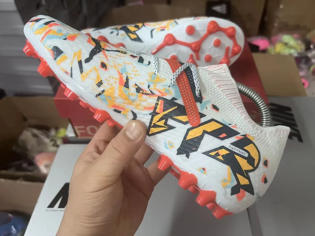 Puma Chuteira com upper de knit branco multicolor, cadarços assimétricos para gramado firme 12