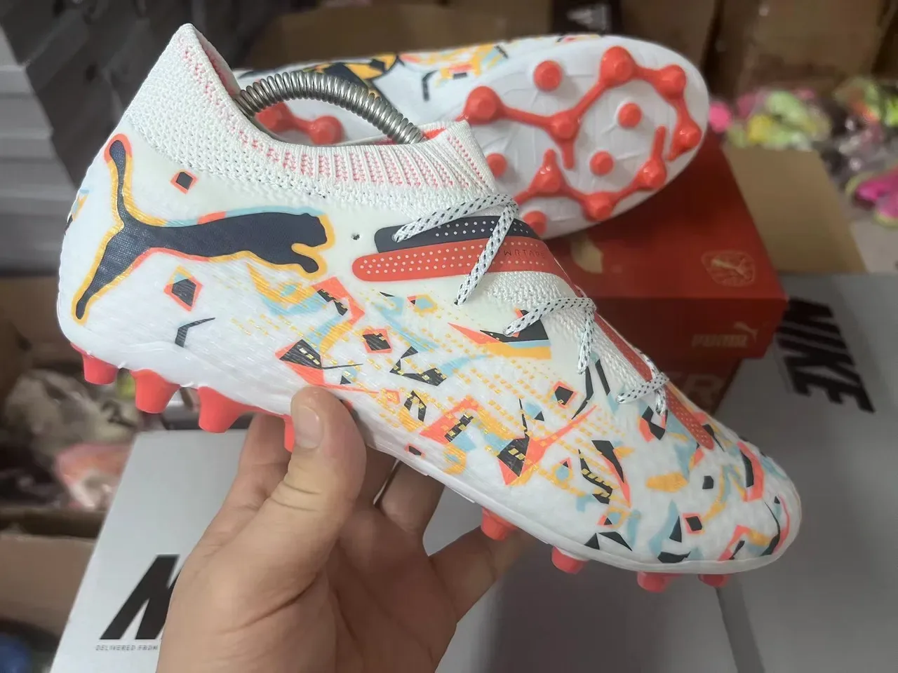 Puma Chuteira com upper de knit branco multicolor, cadarços assimétricos para gramado firme 13