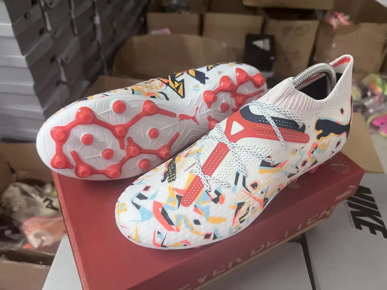 Puma Chuteira com upper de knit branco multicolor, cadarços assimétricos para gramado firme 15