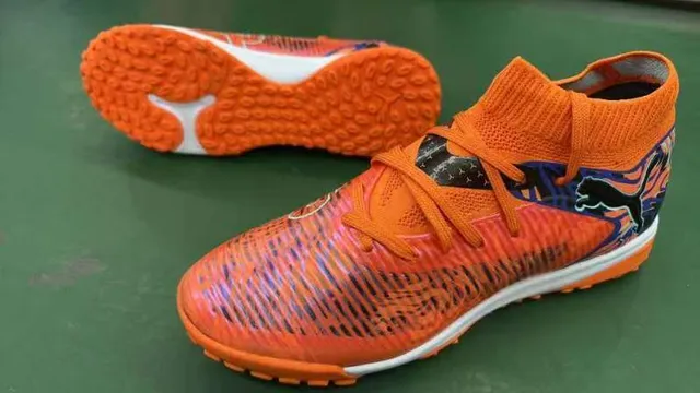 Puma Chaussures de soccer turf orange multicolor avec col de chaussette tricoté et partie supérieure à motif de vague iridescent 1