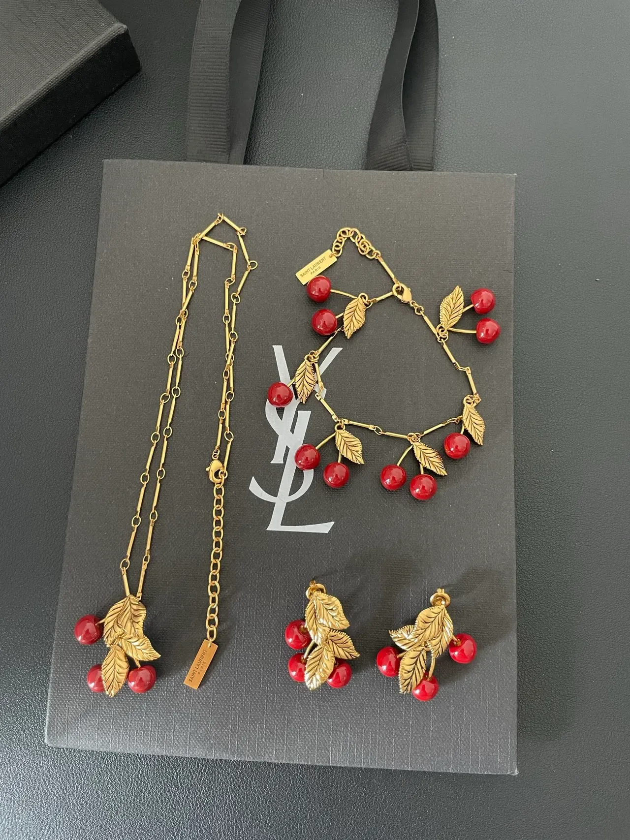 Collier Saint Laurent pendentif cerise doré 2