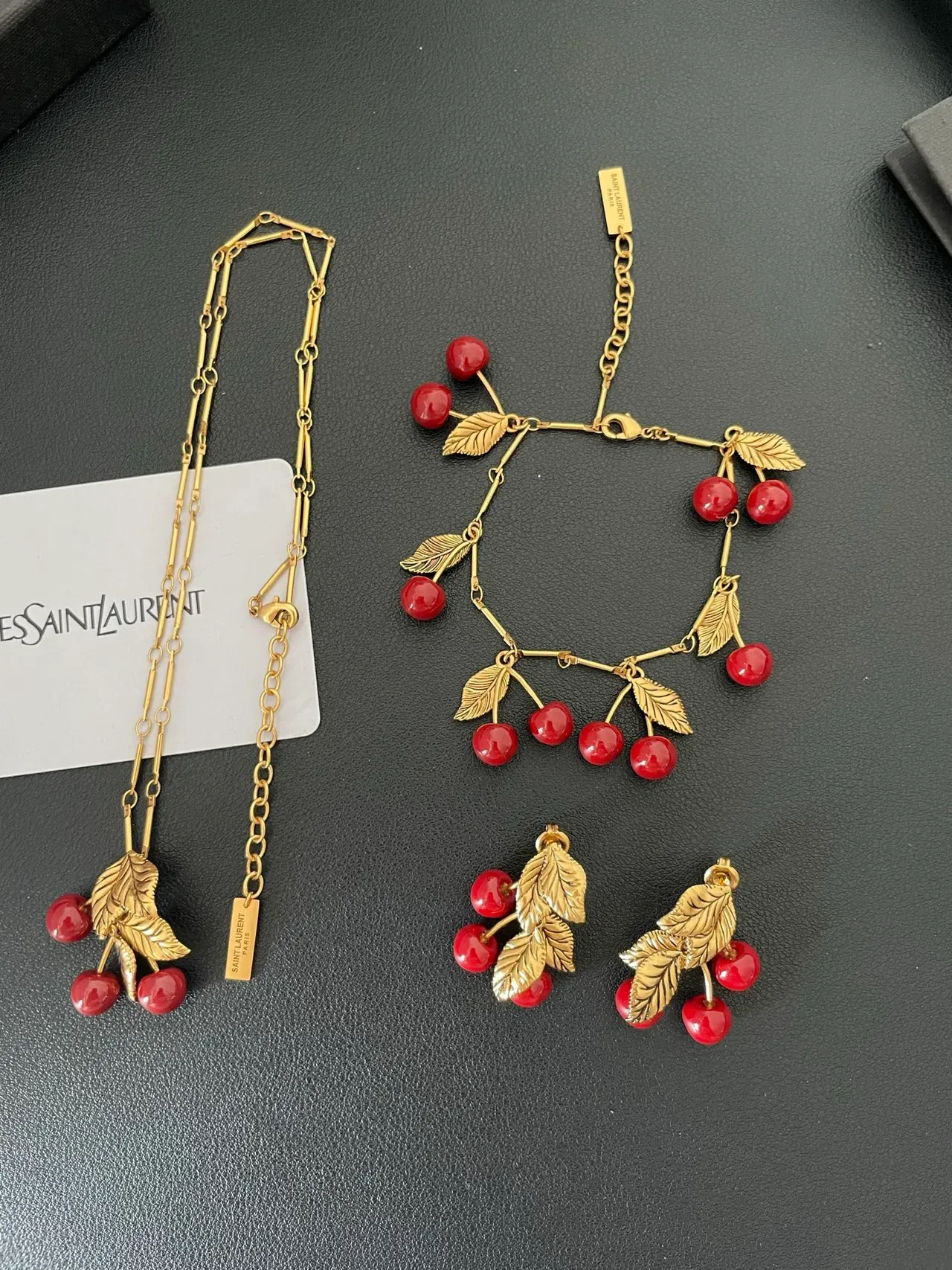 Collier Saint Laurent pendentif cerise doré 3
